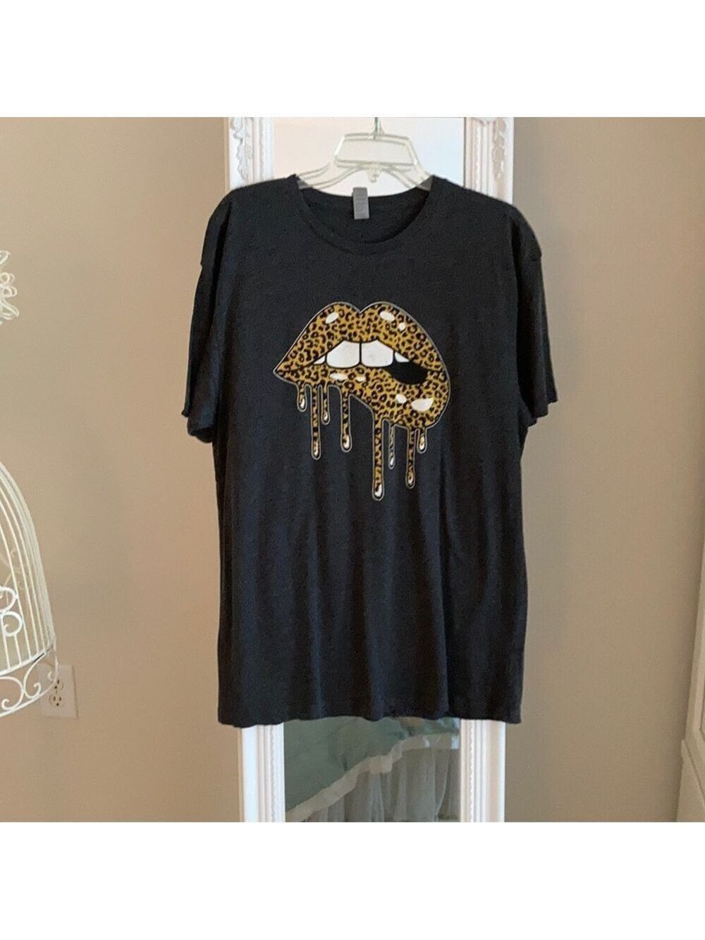 DRIPPING lips tee
